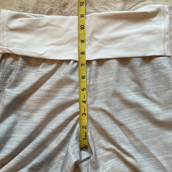 lululemon size 6 crop - Swift material - white and grey - Picture 9 of 12